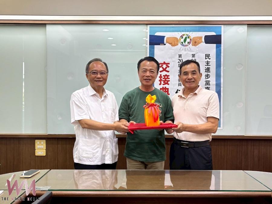 何嘉恒(左)在中常委、嘉義縣長翁章梁(中)監交,自卸任徐明勲主委(右)接過印信,就任民進黨嘉義縣黨部第20屆主任委員。(圖/民進黨提供)