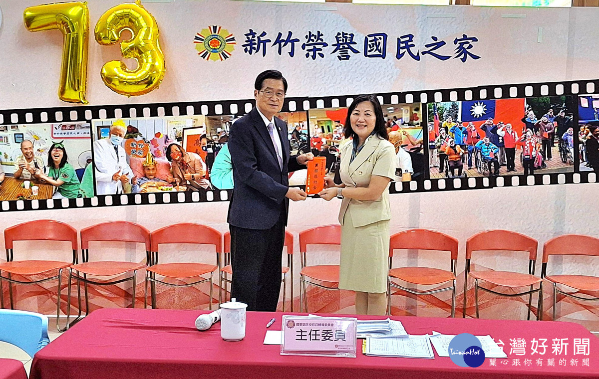 主委嚴德發致贈團隊慰勉金。