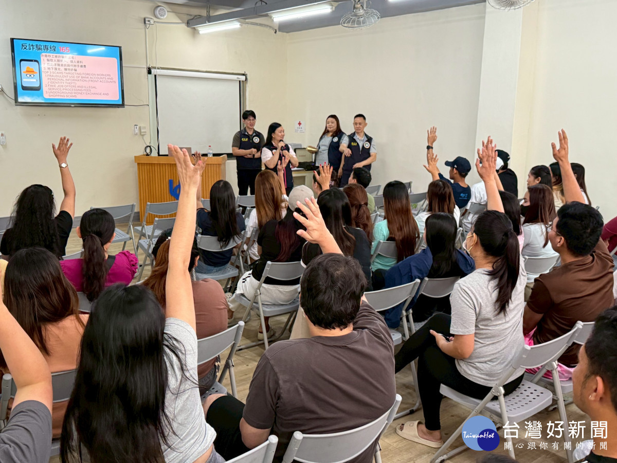 桃園市服務站以有獎徵答的方式與移工互動,加強反詐騙宣導