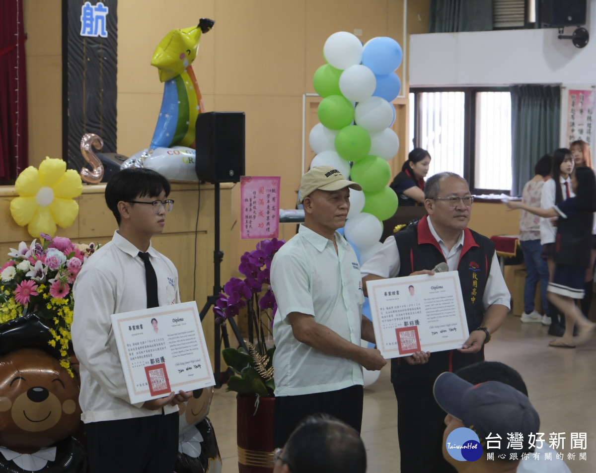 致用高中校長鄒紹騰(右)頒發日校及進修部同學畢業證書。（記者陳榮昌攝）