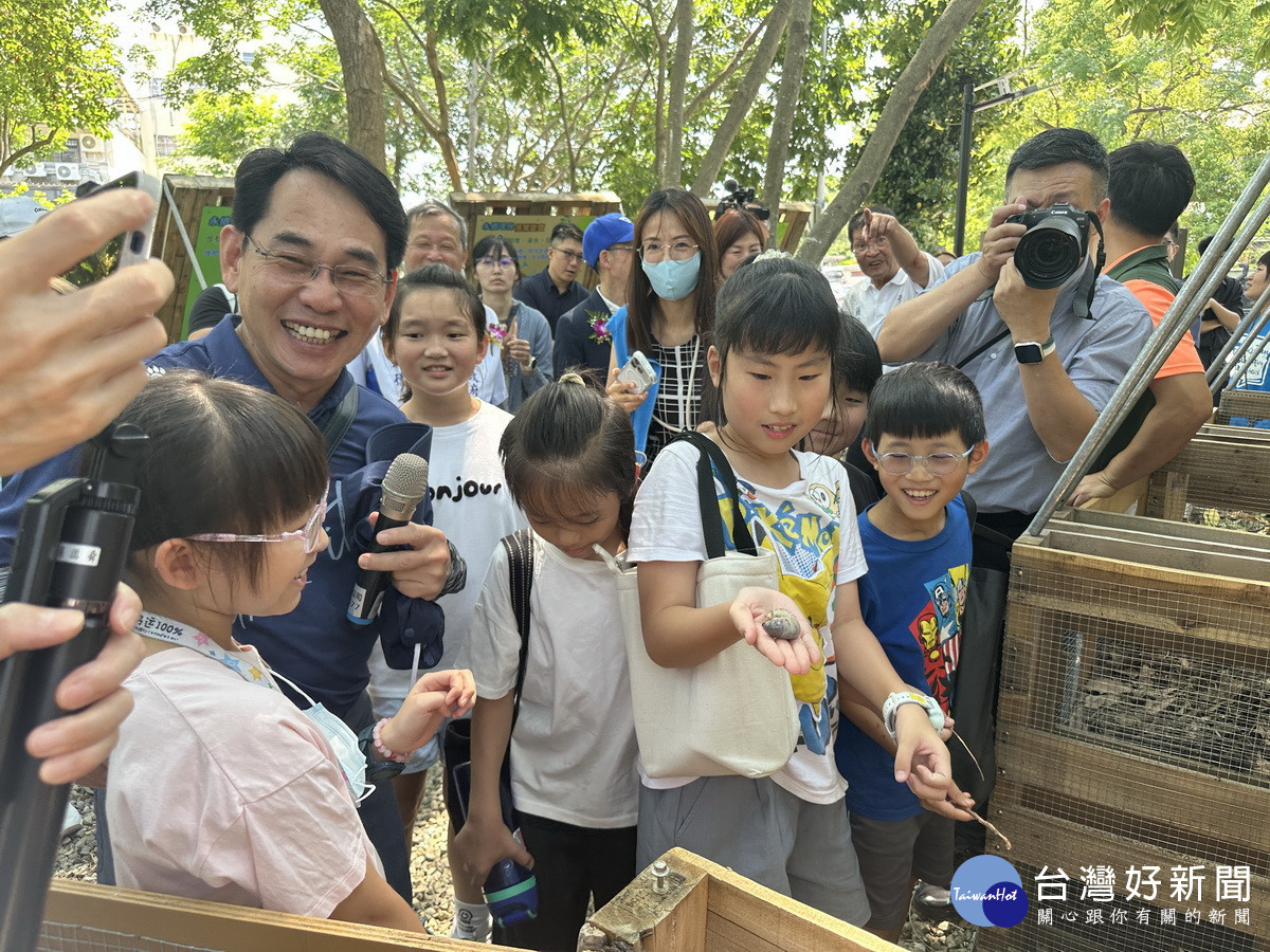 草屯國小老師帶領同學進行戶外教學與定向越野闖關。(記者扶小萍攝)