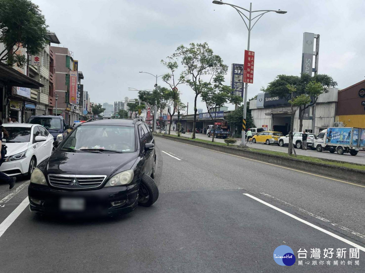 駕駛自小客車車輛自撞分隔島
