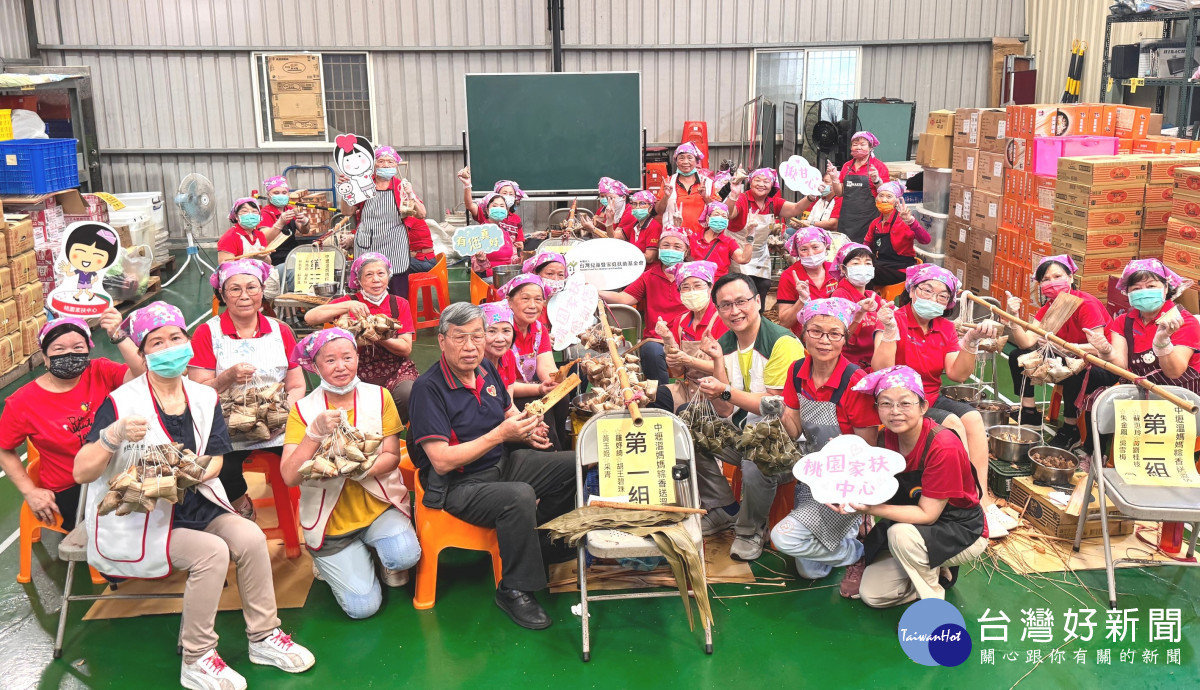桃園家扶中心扶幼委員會主委謝文卿（中）與主任張伏杉（中右），衷心感謝中壢溫媽媽愛家服務隊長達25年的無私奉獻與守護。