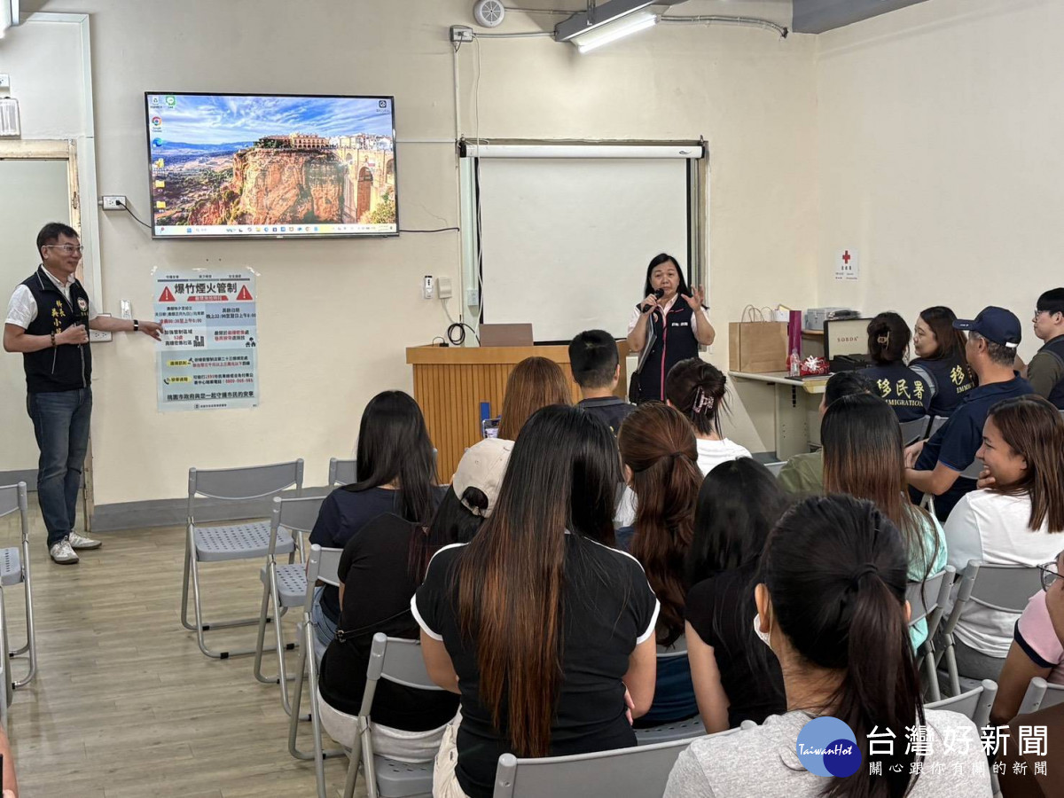 桃園環保局攜手移民署宣導防制違規燃放爆竹,以多國語言提高外籍勞工認知 。