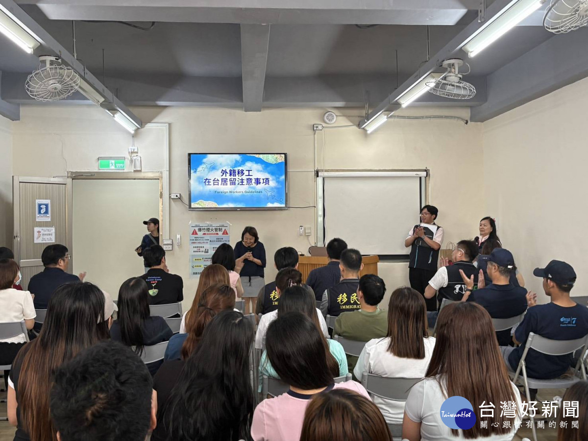 桃園環保局攜手移民署宣導防制違規燃放爆竹,以多國語言提高外籍勞工認知 。