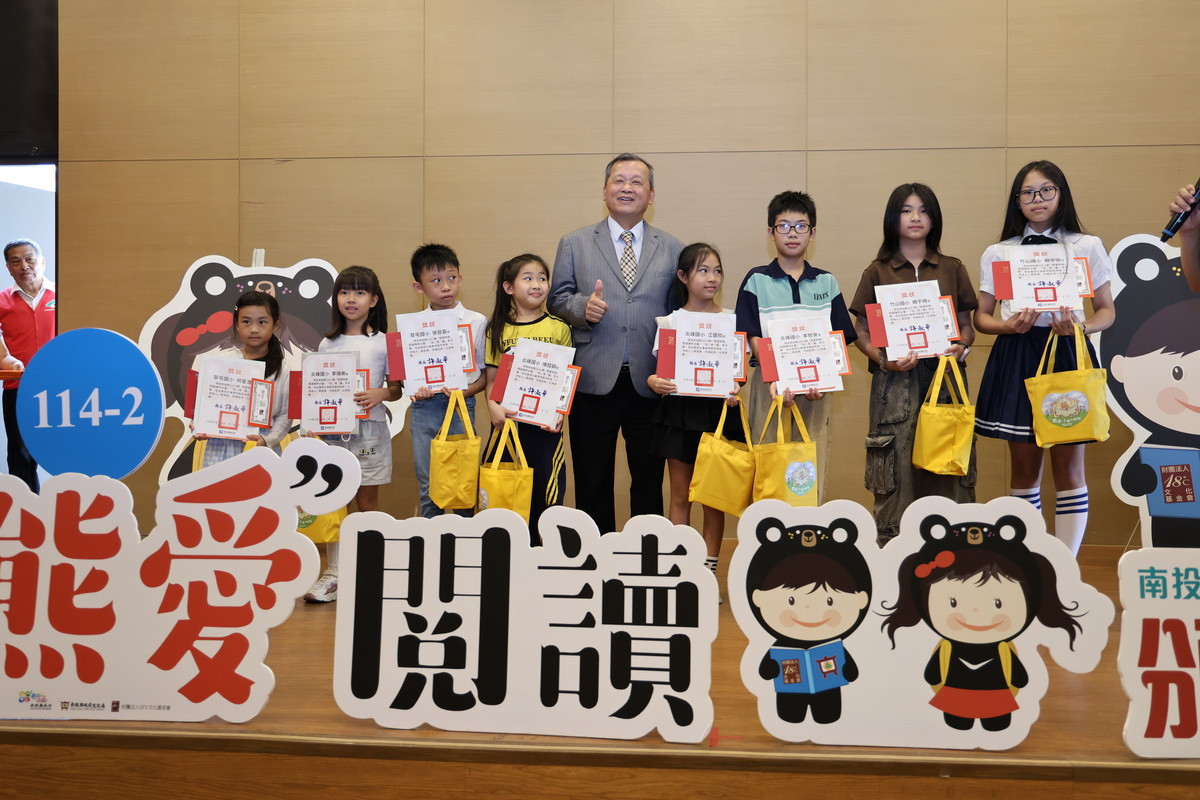 王副縣長勉勵學童提升知識力。(縣府提供)