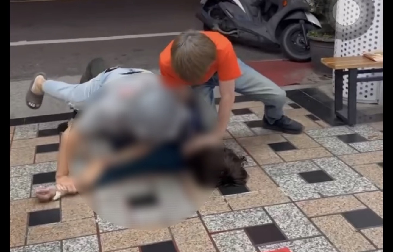 南投銀樓驚傳搶案　男子持刀闖店遭熱心民眾當場制伏