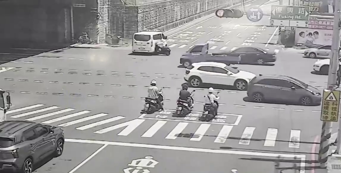 ▲救護車左轉碰撞！22歲女騎士猛撞骨折送醫 後方機車再連環撞（圖／記者王俊勝 翻攝）