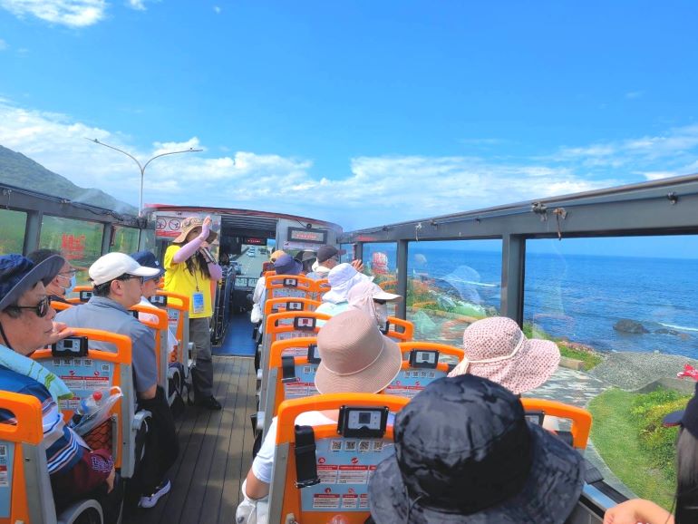 青春山海線景觀雙層巴士熱銷秒殺 加開班次6/3日訂位 37 《圖說》民眾搭乘敞篷景觀雙層巴士,從高處飽覽北海岸絕美海景。〈觀旅局提供〉