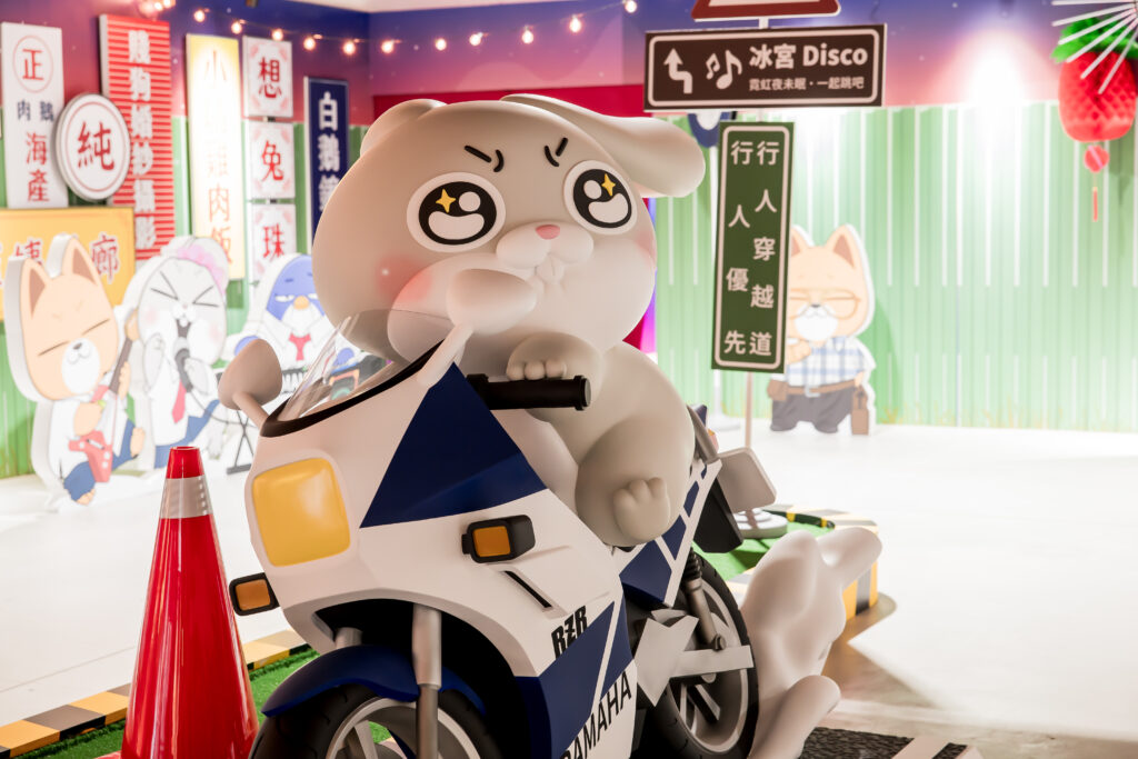 好想兔誕生10週年,於高雄駁二打造250坪台灣時光機,週週抽GK公仔!6月6日盛大開幕,重現80/90年代場景 36 02 %E5%AF%B6%E5%B3%B6%E6%9B%BC%E6%B3%A2%E5%A4%A7%E9%81%93 %E4%B8%AD%E9%9A%94%E5%B3%B6 1024x683 1