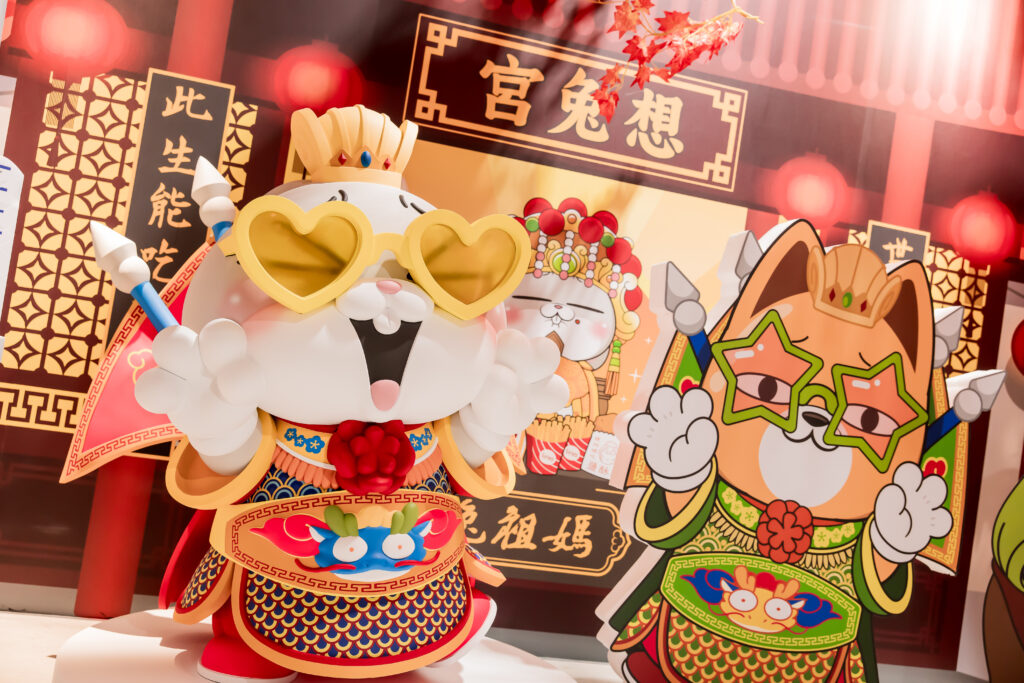 好想兔誕生10週年,於高雄駁二打造250坪台灣時光機,週週抽GK公仔!6月6日盛大開幕,重現80/90年代場景 37 04 %E5%AF%B6%E5%B3%B6%E6%9B%BC%E6%B3%A2%E5%A4%A7%E9%81%93 %E6%83%B3%E5%85%94%E5%AE%AE 1024x683 1