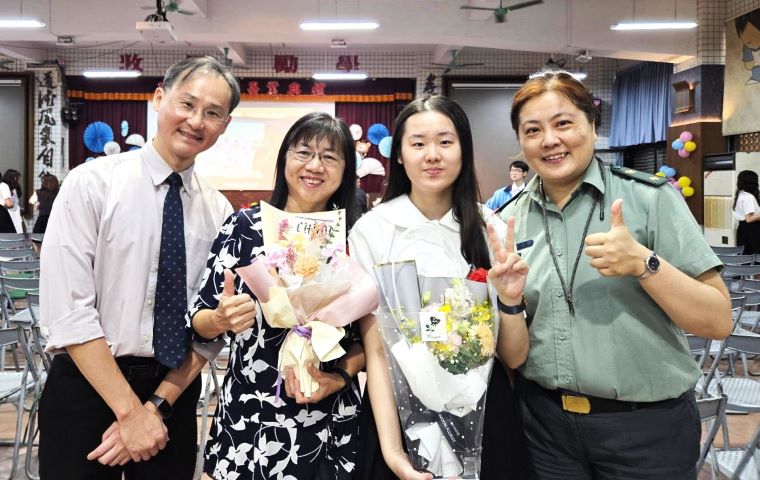 在地就學大聯盟助學子圓夢 新北繁星醫牙錄取報捷 31 《圖說》格致高中黃鈺樺(右邊第2位)成功錄取陽明交大醫學系(繁星)。〈教育局提供〉