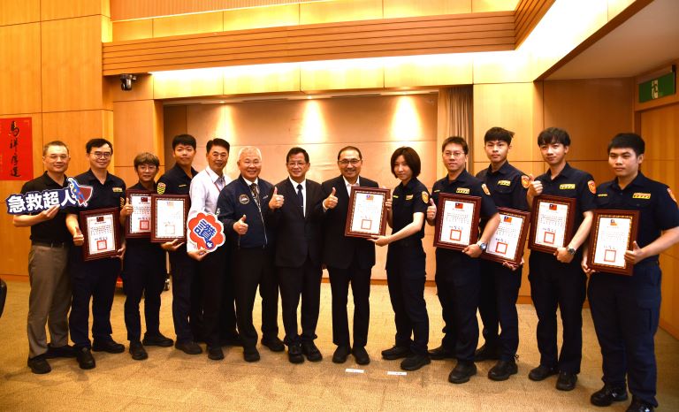 即時急救OHCA搶回一命 侯友宜表揚中和交警 15 《圖說》侯友宜市長頒發獎狀予中和交通分隊員警由黃湘凌分隊長代表受贈,左六警察局長方仰寧、左七消防局長陳崇岳。〈消防局提供〉