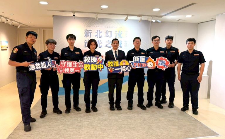 即時急救OHCA搶回一命 侯友宜表揚中和交警 16 《圖說》消防局長陳崇岳與中和交通分隊員警合影。〈消防局提供〉