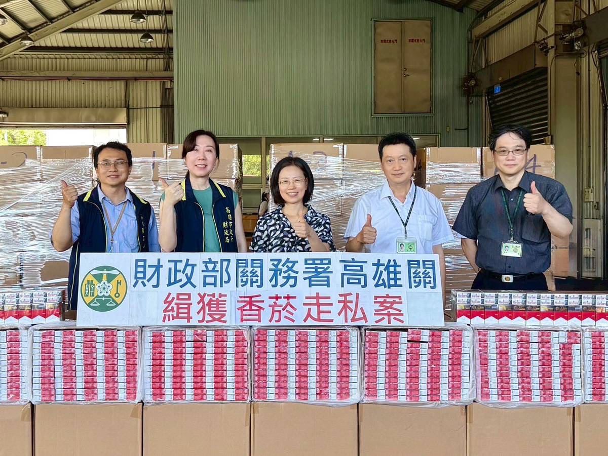▲圖說:左1 高雄市政府財政局菸酒管理科秘書 陳世豪左2 高雄市政府財政局菸酒管理科科長 張惠美左3 財政部關務署高雄關關務長 劉芳祝左4 財政部關務署高雄關業務二組組長 徐文光左5 財政部關務署高雄關機動稽核組稽核 胡國強