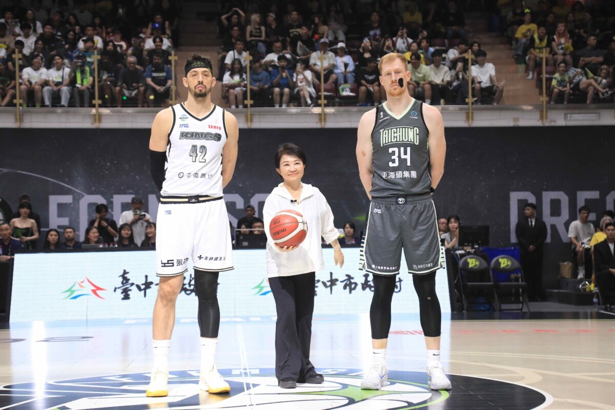 ▲台中市長盧秀燕2日親臨主場賽事擔任開球嘉賓。(圖/記者顏淑娟翻攝)