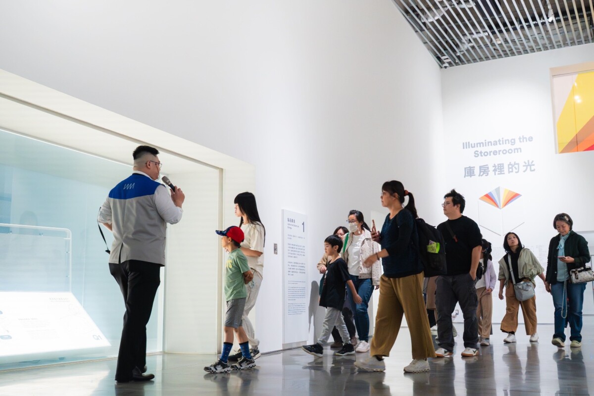 ▲志工導覽員於地下二樓典藏教育展進行導覽,帶領民眾認識典藏作品與半開放式庫房空間。(圖/台中市立美術館提供)