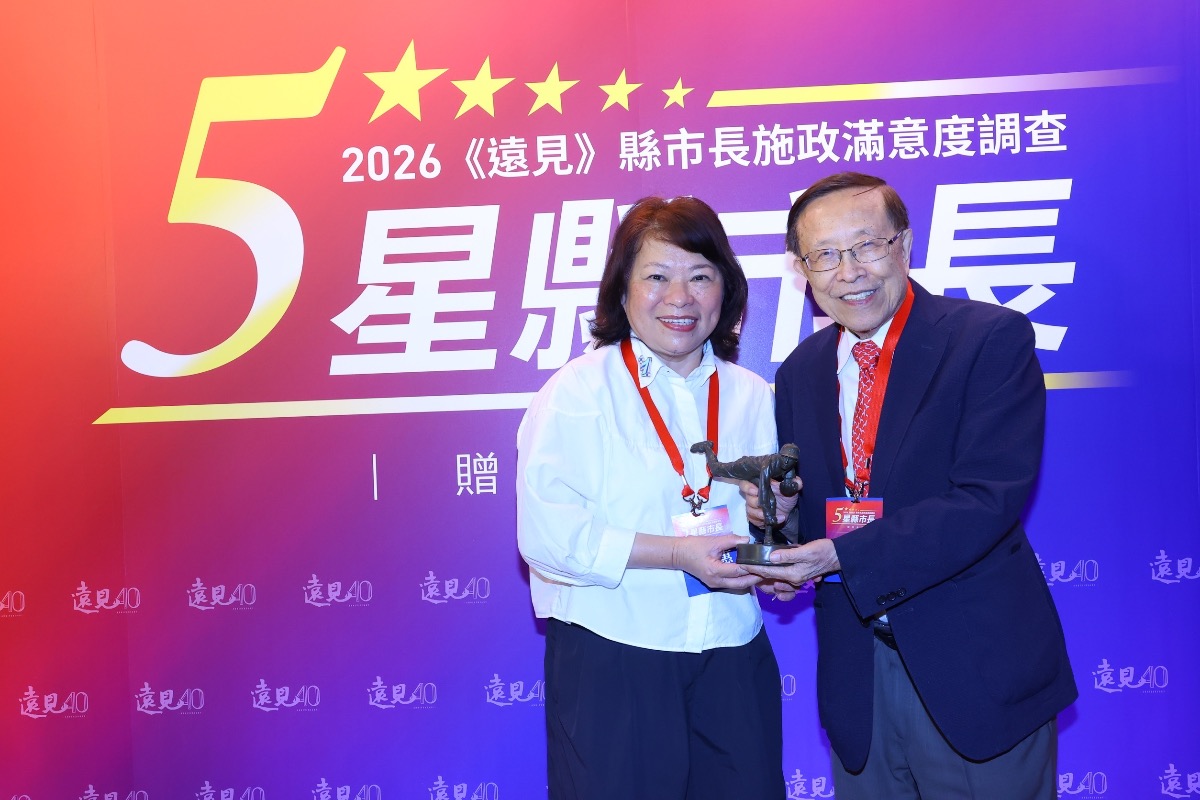 勇媽市長黃敏惠(左)任內4度獲5星縣市長,帶領嘉義市成為全台第一、更是唯一!八大面向平均滿意度突破8成(80.8%)的縣市。(圖/嘉義市政府提供)
