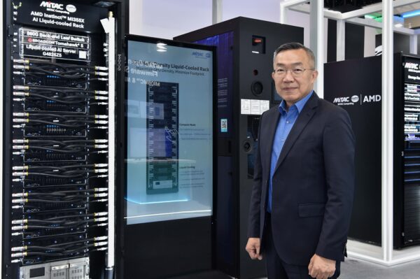 神雲科技總經理黃承德（Rick Hwang）於COMPUTEX 2026展示52U高密度AI液冷整合機櫃，分享神雲科技多元化AI基礎架構布局與液冷散熱技術發展成果。圖/神雲科技／利眾公關