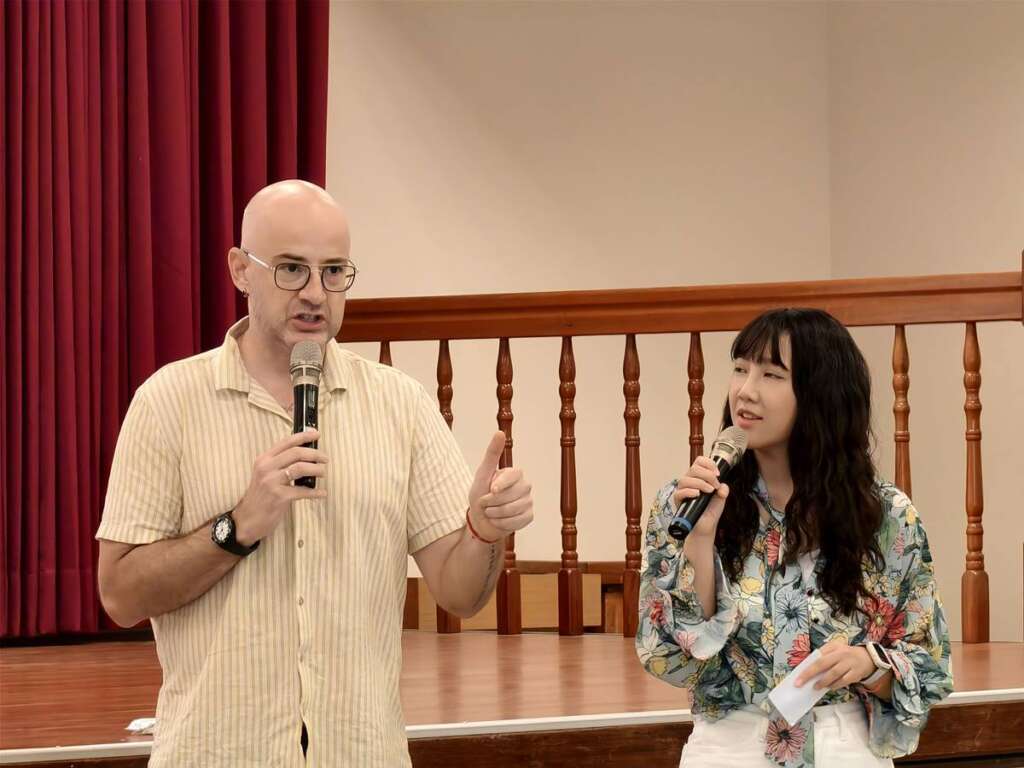 ▲吳鳳擔任宣導大使，透過生動活潑的分享方式，向學生宣導求職防騙及自我保護觀念。