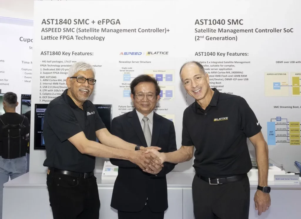 信驊科技董事長林鴻明(中)與萊迪斯半導體CEO Ford Tamer(右), 美商安邁科技CEO Sanjoy Maity(左)於信驊科技攤位合影