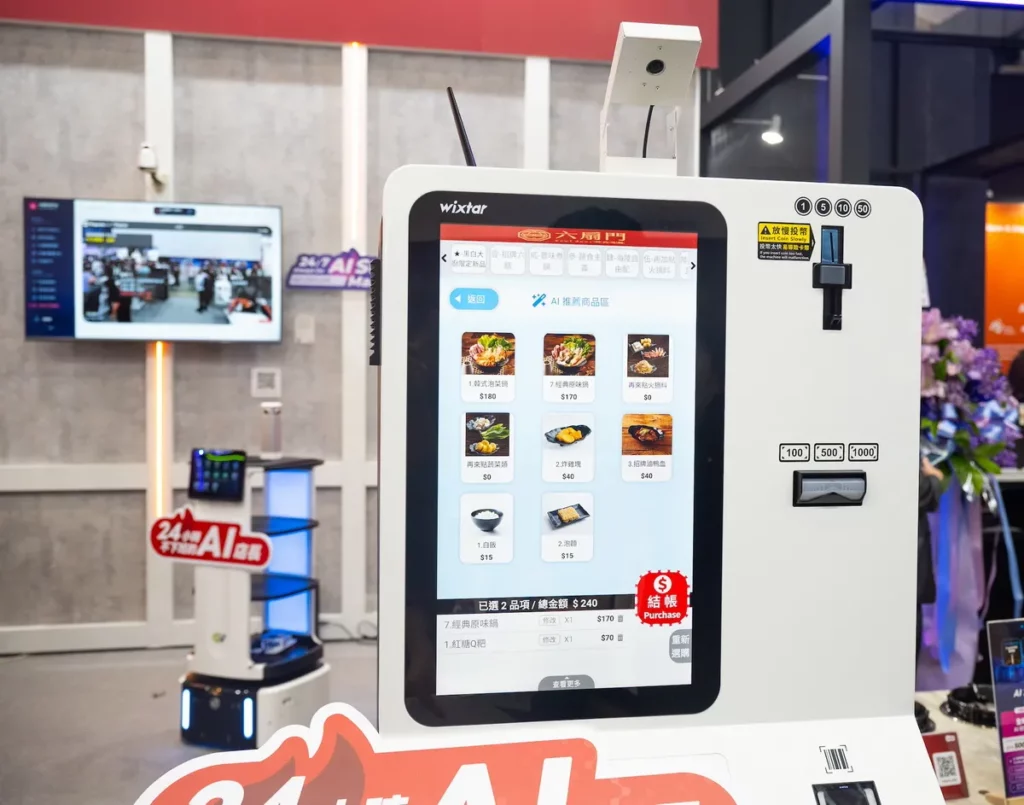 AI自助點餐機整合VLM場景辨識分析與AI推薦模型，透過AI決策平台協助餐飲業者優化自有推薦模型，達成前台AI點餐的完整應用閉環