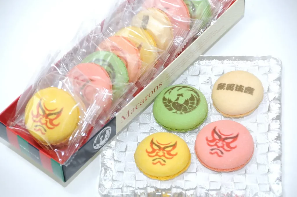 馬卡龍脆餅(Macaron Rusk)。色彩繽紛、視覺精美的洋菓子,融入歌舞伎臉譜意象的設計,人氣極高。圖像提供:歌舞伎座サービ