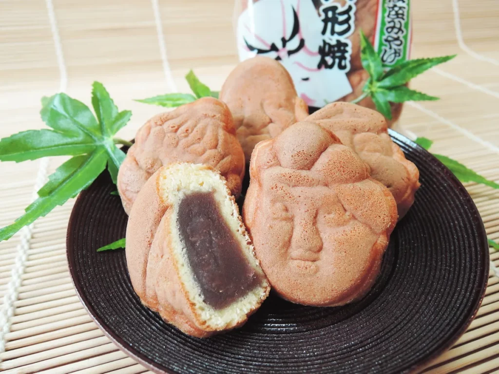 人形燒。經典的七福神造型,濕潤飽滿的餅皮與綿密內餡,代表歌舞伎座最經典的風味。圖像提供:歌舞伎座サービ
