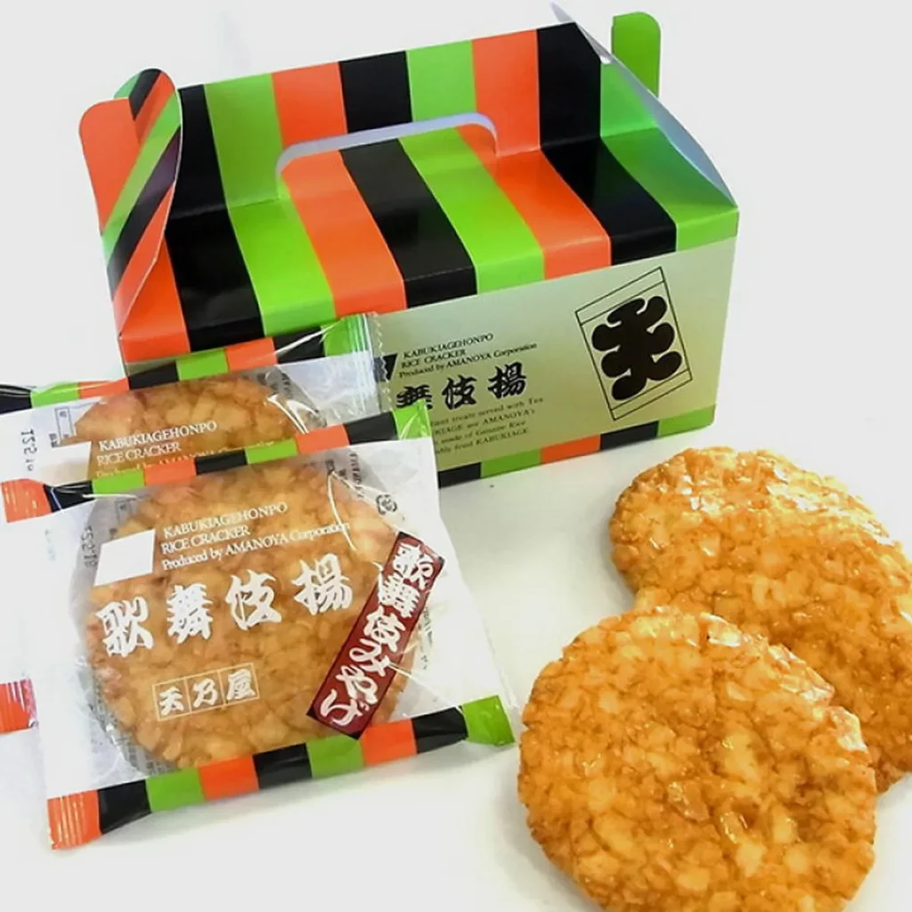 歌舞伎炸仙貝。鮮豔的配色包裝,彷彿走進歌舞伎的華麗世界。香氣濃郁的米菓,帶著清脆的食感與迷人的鹹甜風味,據說是日本人的日常標配點心。圖像提供:歌舞伎座サービス
