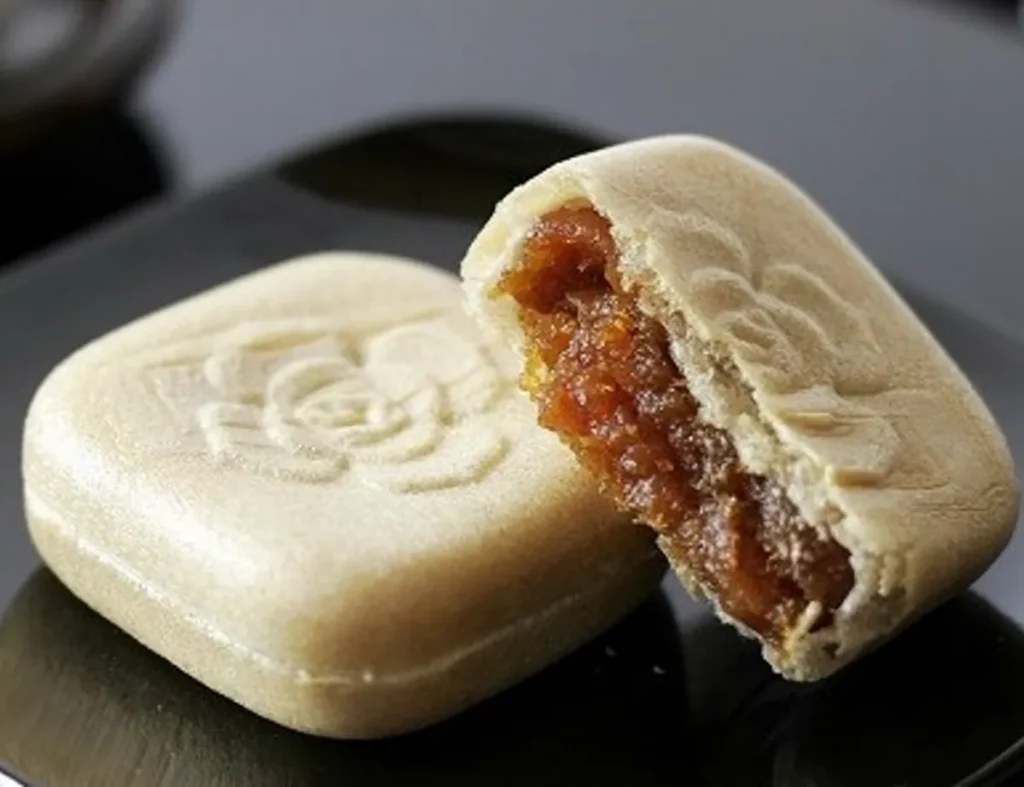 柿子最中(柿もなか)。以柿子造型的精緻餅皮,包裹揉入柿子風味的特製內餡,口感簡單卻極富味覺層次。圖像提供:歌舞伎座サービス