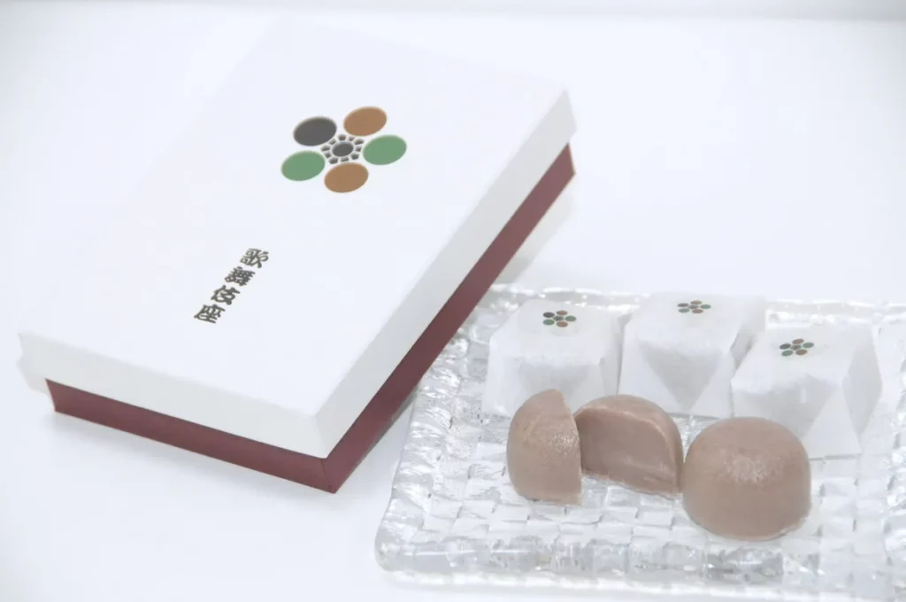 山田屋饅頭。以優雅甜度與絲滑口感聞名的傳統名點,佐上濃茶,輕輕品嘗日本初夏。圖像提供:歌舞伎座サービス