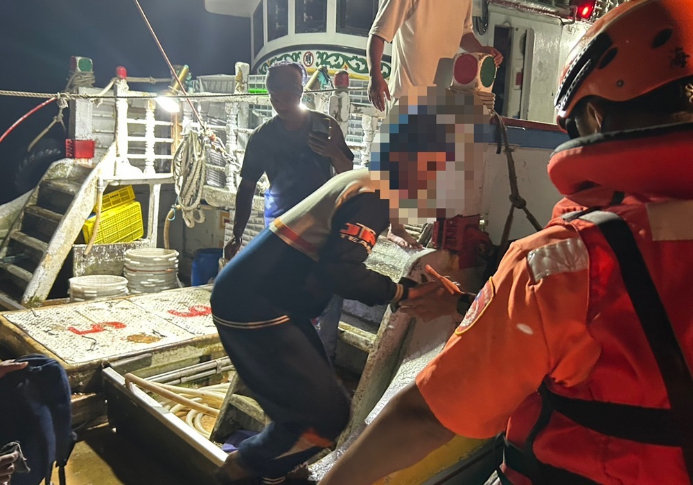外籍移工海上作業傷手指 澎湖海巡艇緊急後送就醫 216 cnews204260603a05