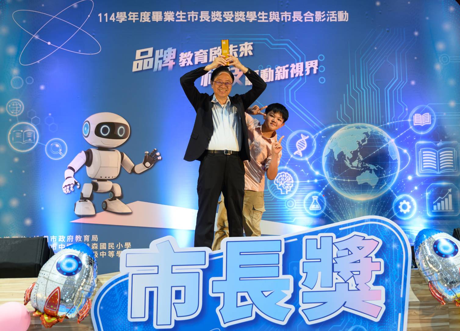 張善政表揚國小市長獎畢業生 勉勵學子善用科技輔助學習 54c4d0d7 188d 43af 904e 513a5b12df19
