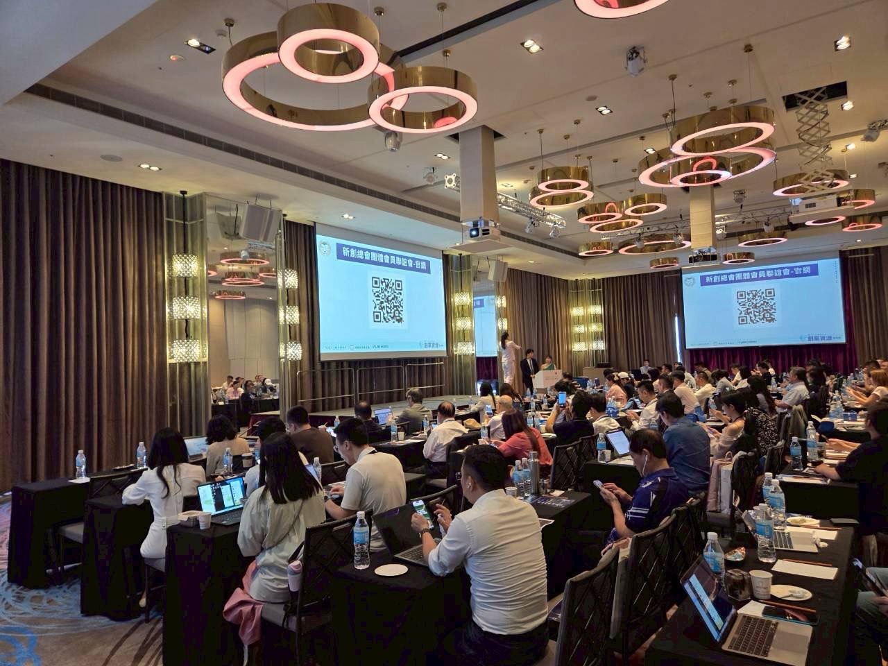 逾百位新創會員熱情參與,共同交流創業資源與產業合作新契機。(圖/新創總會提供)