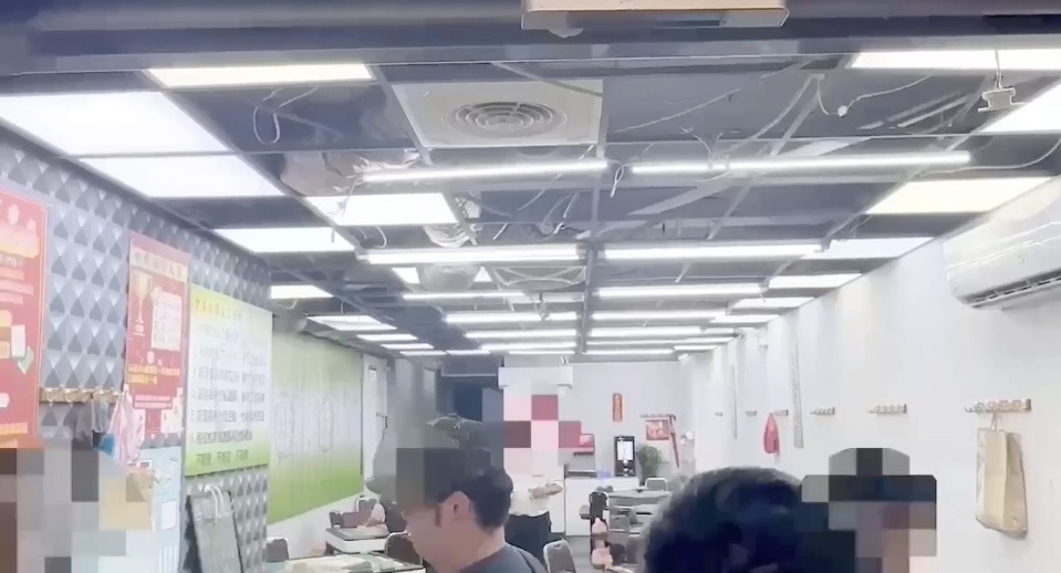 萬華分局於昨(2)日會同臺北市政府都市發展局、臺灣自來水公司及臺灣電力公司等單位相關人員前往執行斷水斷電。(圖/記者 趙靜姸翻攝)
