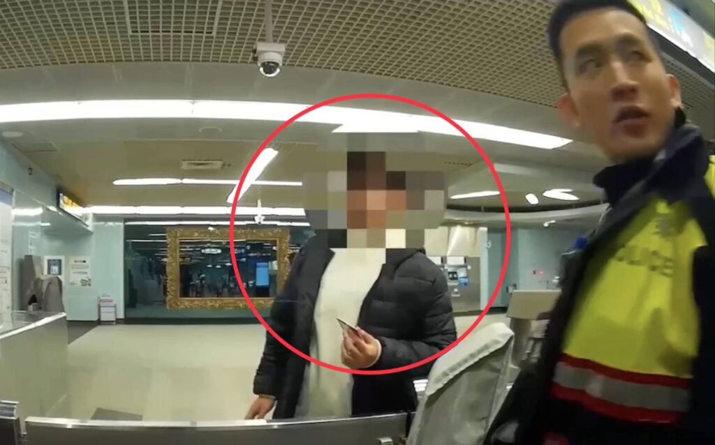 員警在捷運站尋獲失蹤學生。(圖/記者薛秀蓮 翻攝)