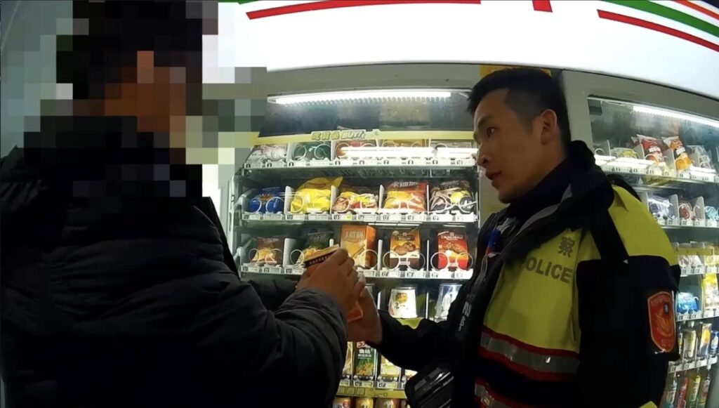 員警買飲料給學生。(圖/記者薛秀蓮 翻攝)