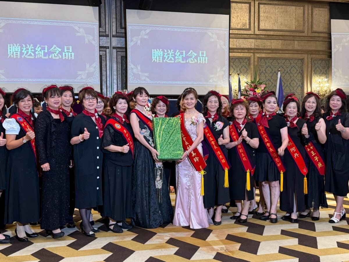 ▲林美玲會長卸任中山會獅友贈送紀念品感謝領導有方。