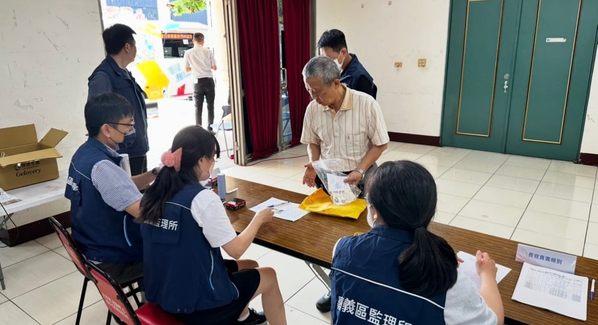 ▲因應70歲高齡換照新制,部立嘉義醫院與公路局嘉義區監理所嘉義市監理站跨界合作,開設嘉義市首場「高齡換照一站式服務」。(圖:劉芳妃攝)