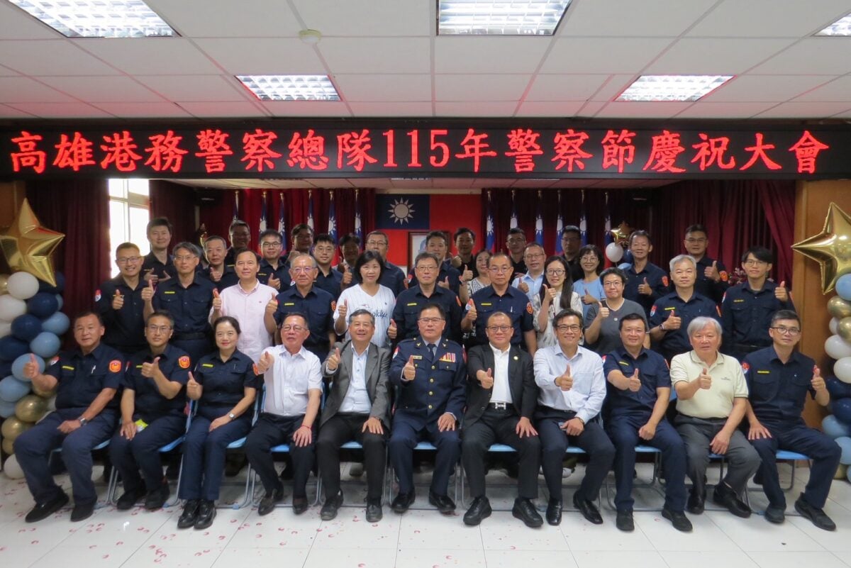 ▲高雄港務警察總隊舉辦115年警察節慶祝大會,總隊長廖國政率領同仁與貴賓合影留念,並表揚模範警察及績優楷模,感謝港警全年無休守護港區治安與交通安全。