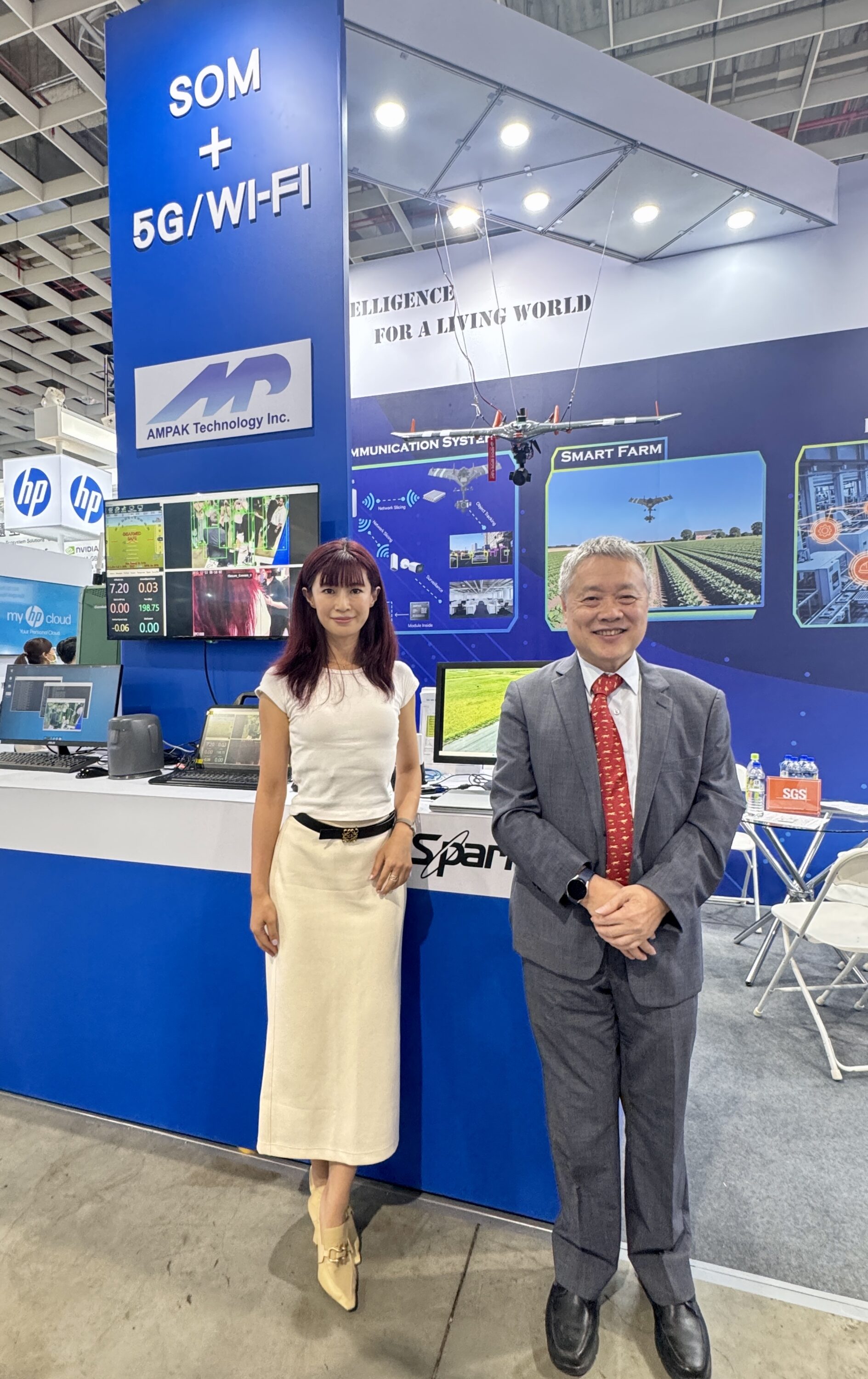(圖說)正基於2026年Computex台北國際電腦展中,展示無人機無線通訊解決方案,於展會現場以無人機整機展示情境,呈現公司在長距離傳輸、5G通訊、邊緣AI運算與工業級連網應用等應用方案次系統開發能力。圖右為董事長陳明哲、圖左為總經理魏瀅洳。