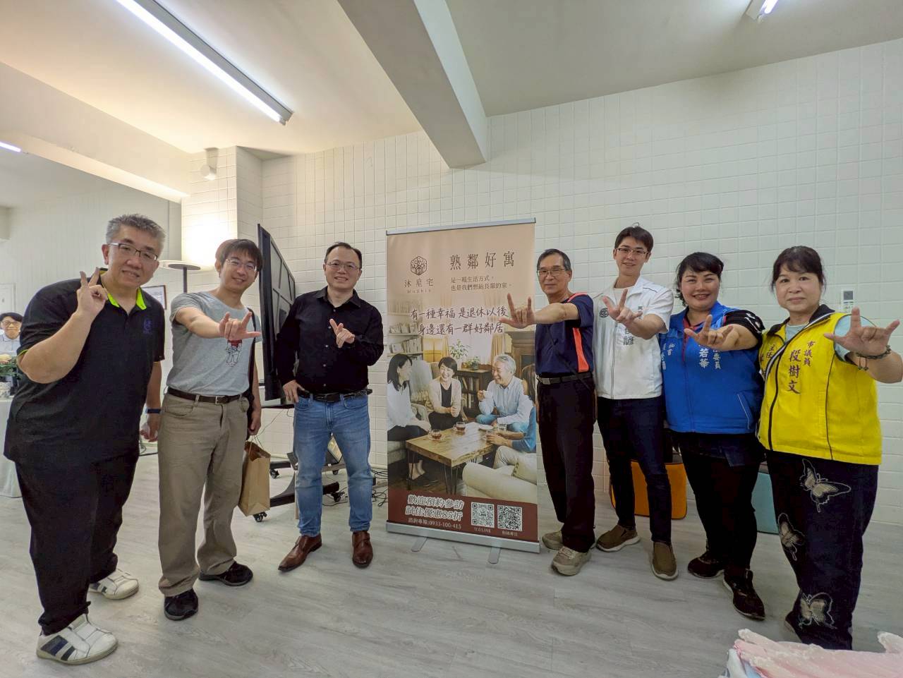 「沐星宅‧熟鄰好寓」創辦人林聖倫老師(左三)及與會貴賓合影 (照片/ 沐星宅提供)