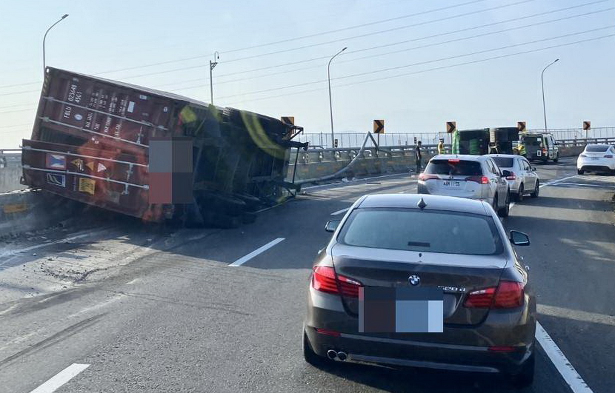 國3大溪匝道聯結車翻覆 駕駛受困送醫 - https://www.watchmedia01.com