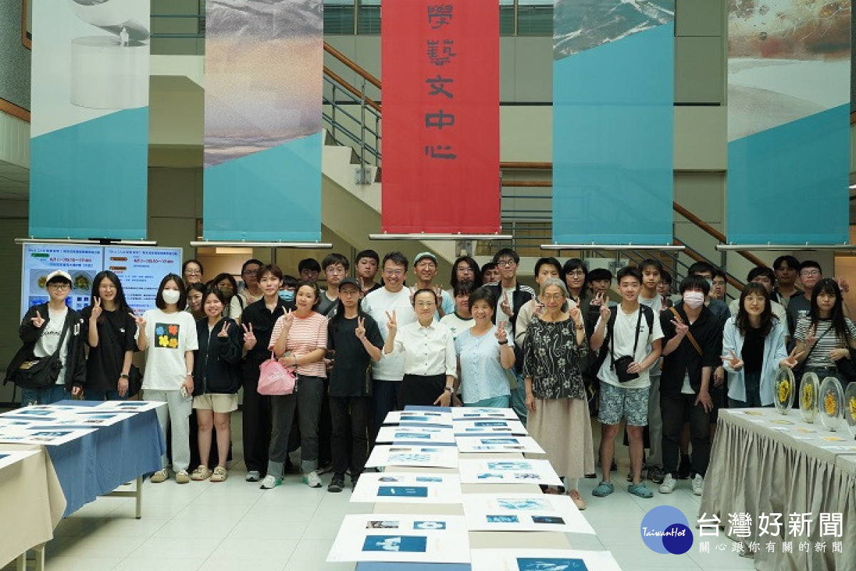 中華大學舉辦CAI學習成果競賽,師生齊聚合影展現AI結合文化創意的豐碩成果。