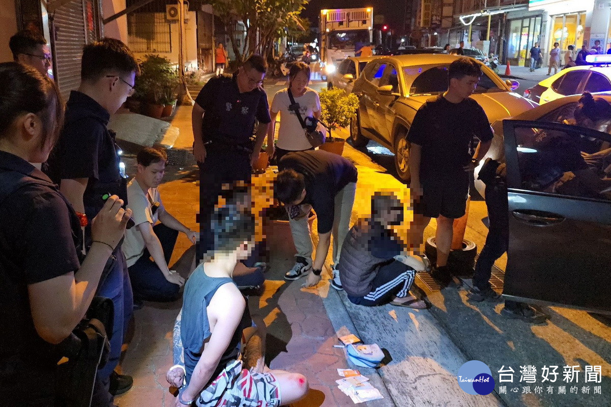 草屯警圍捕到三名車手等。（草屯分局提供）