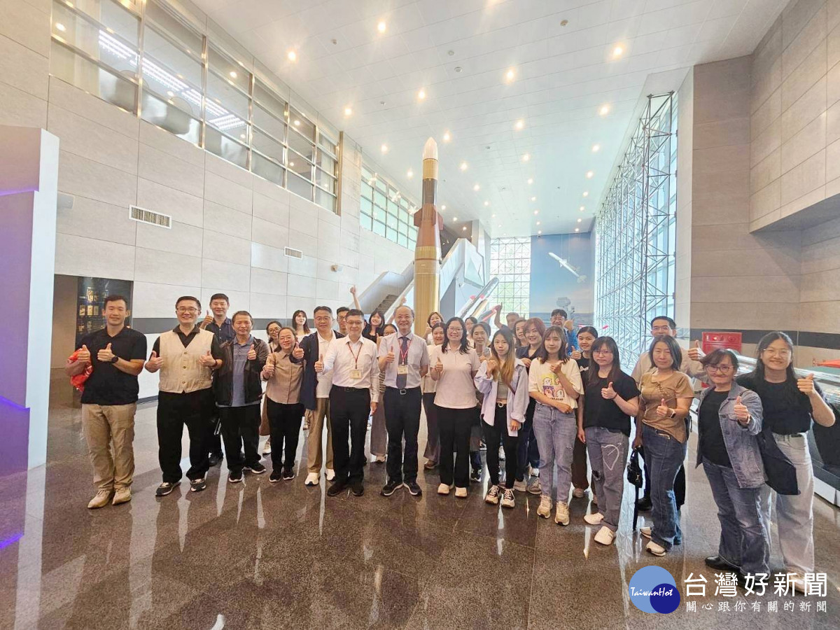 參訪團於中科院龍園院區合影留念，共同見證跨域交流成果