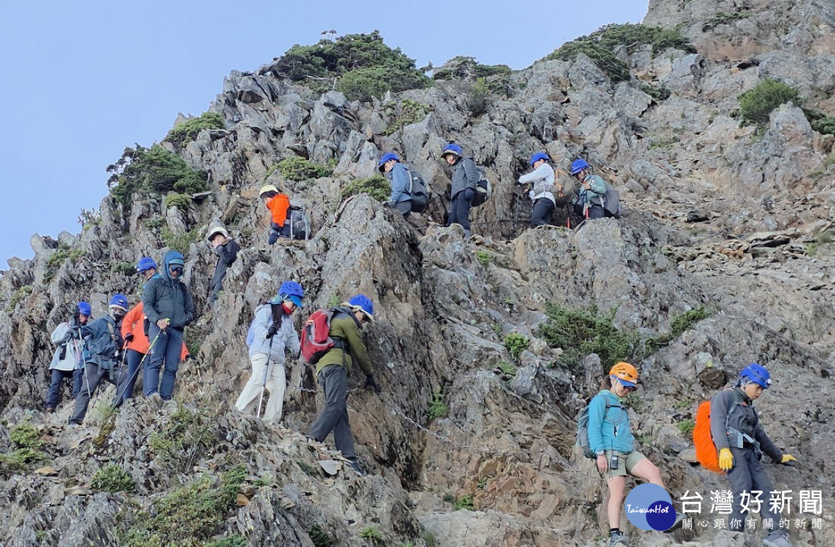 登山活動能否安全順利進行,端看團隊合作能力與相互扶持的同理心。(圖/玉管處提供)