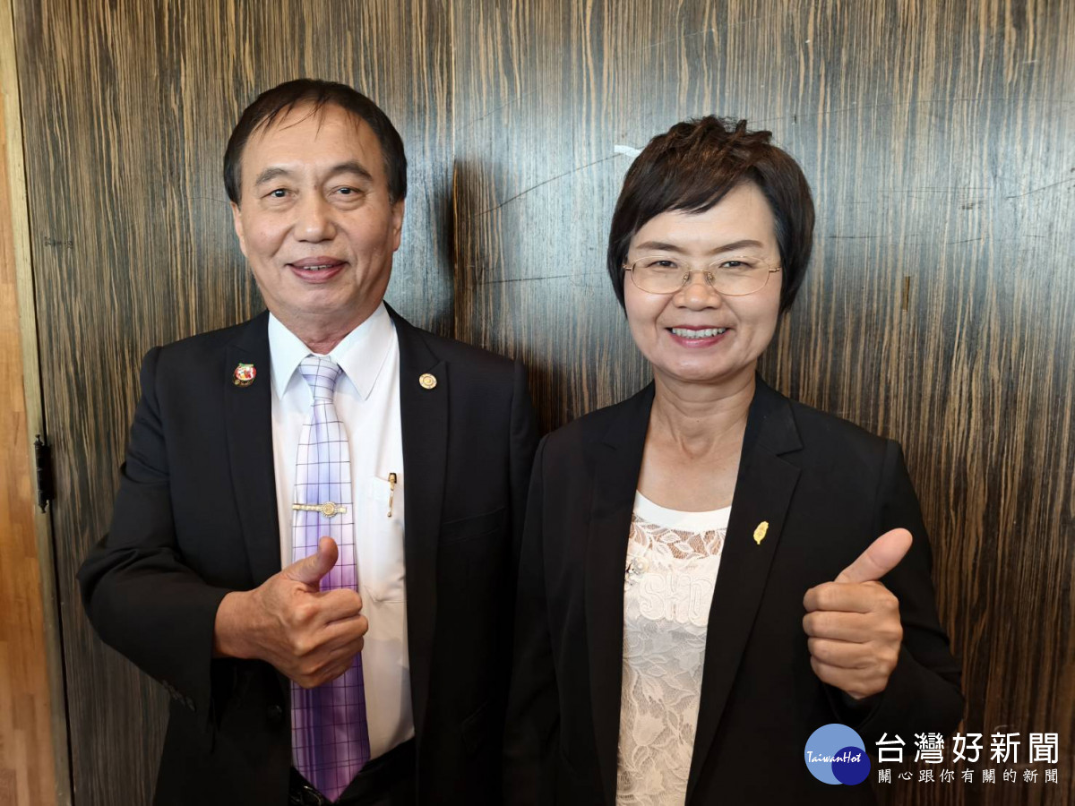 陳素月（右）強調黨內團結迎戰選舉，推「育兒321好孕媽咪」打造友善育兒環境。左為陳素月靜選總部主委陳永昌。圖／記者鄧富珍攝