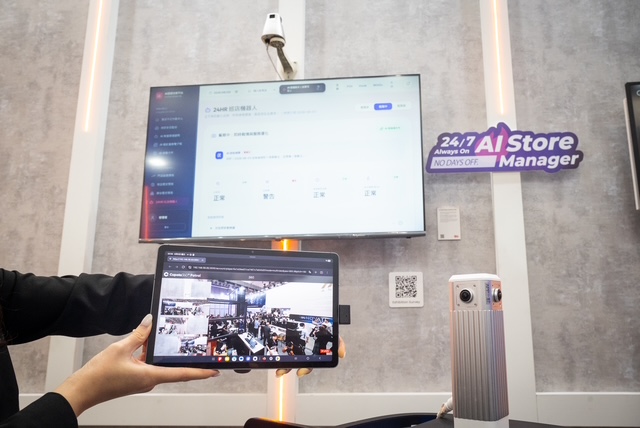 AI巡店機器人全天候蒐集360度全景影像,以VLM場景認知分析技術三餐期執行巡檢任務,分擔多項人工巡查職能
