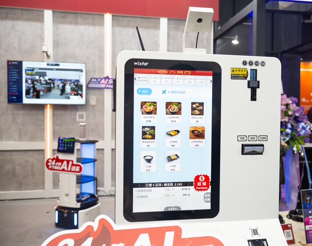 AI自助點餐機整合VLM場景辨識分析與AI推薦模型,透過AI決策平台協助餐飲業者優化自有推薦模型,達成前台AI點餐的完整應用閉環